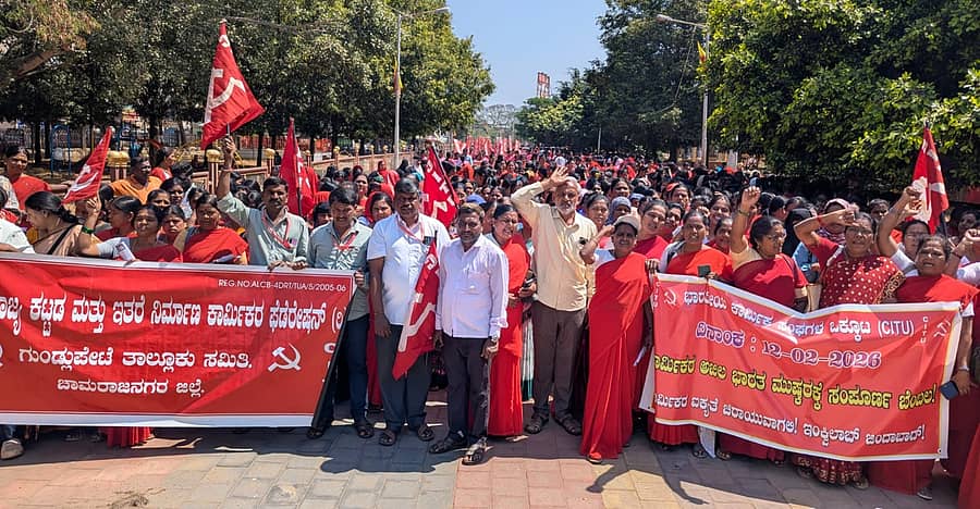 ವಿವಿಧ ಬೇಡಿಕೆಗಳ ಈಡೇರಿಕೆಗೆ ಒತ್ತಾಯಿಸಿ ಕರ್ನಾಟಕ ರಾಜ್ಯ ಅಂಗನವಾಡಿ ನೌಕರರ ಸಂಘದ ಜಿಲ್ಲಾ ಘಟಕ ವತಿಯಿಂದ ನಗರದಲ್ಲಿ ಬೃಹತ್ ಪ್ರತಿಭಟನೆ ನಡೆಸಲಾಯಿತು.