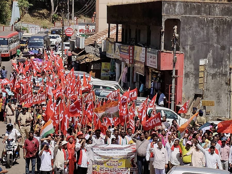 ನಾಲ್ಕು ಕಾರ್ಮಿಕ ಸಂಹಿತೆಗಳನ್ನು ವಾಪಸ್ ಪಡೆಯಬೇಕು ಎಂಬುದು ಸೇರಿದಂತೆ ವಿವಿಧ ಬೇಡಿಕೆಗಳ ಈಡೇರಿಕೆ ಒತ್ತಾಯಿಸಿ ಗುರುವಾರ ಮಡಿಕೇರಿ ನಗರದಲ್ಲಿ ಕಾರ್ಮಿಕ ಸಂಘಟನೆಗಳ ಜಂಟಿ ಸಮಿತಿ ನೇತೃತ್ವದಲ್ಲಿ ವಿವಿಧ ಕಾರ್ಮಿಕ ಸಂಘಟನೆಗಳ ಕಾರ್ಯಕರ್ತರು ಪ್ರತಿಭಟನಾ ಮೆರವಣಿಗೆ ನಡೆಸಿದರು
