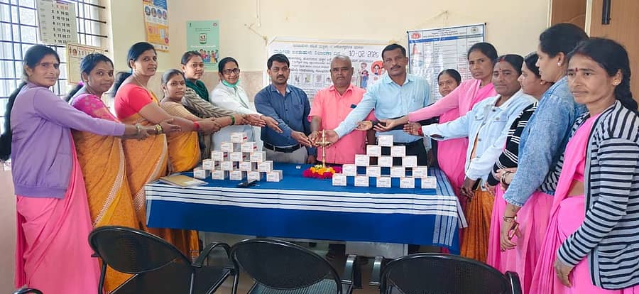 ಬೆಟ್ಟದಪುರ ಸಮೀಪದ ಚಪ್ಪರದಹಳ್ಳಿ ಪ್ರಾಥಮಿಕ ಆರೋಗ್ಯ ಕೇಂದ್ರದಲ್ಲಿ ಈಚೆಗೆ ರಾಷ್ಟ್ರೀಯ ಜಂತು ಹುಳು ನಿವಾರಣೆ ದಿನ ಕಾರ್ಯಕ್ರಮವನ್ನು ಕೇಂದ್ರದ ಆರೋಗ್ಯ ನಿರೀಕ್ಷಣಾಧಿಕಾರಿ ರವಿ ಉದ್ಘಾಟಿಸಿದರು