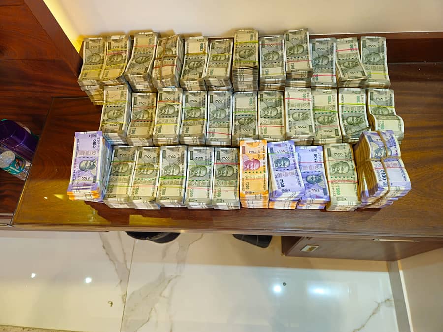 <div class="paragraphs"><p>₹1.70 ಕೋಟಿ ನಗದು</p></div>