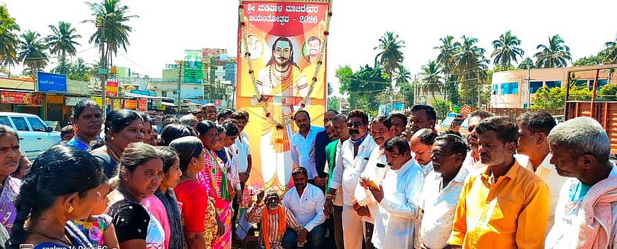 ಪಾಂಡವಪುರ ಪಟ್ಟಣದ ಐದು ದೀಪ ವೃತ್ತದಲ್ಲಿ ಮಡಿವಾಳ ಮಾಚಿದೇವರ ಕಟೌಟ್‌ಗೆ ಗಣ್ಯರು ಪುಷ್ಪಾರ್ಚನೆ ಮಾಡಿದರು