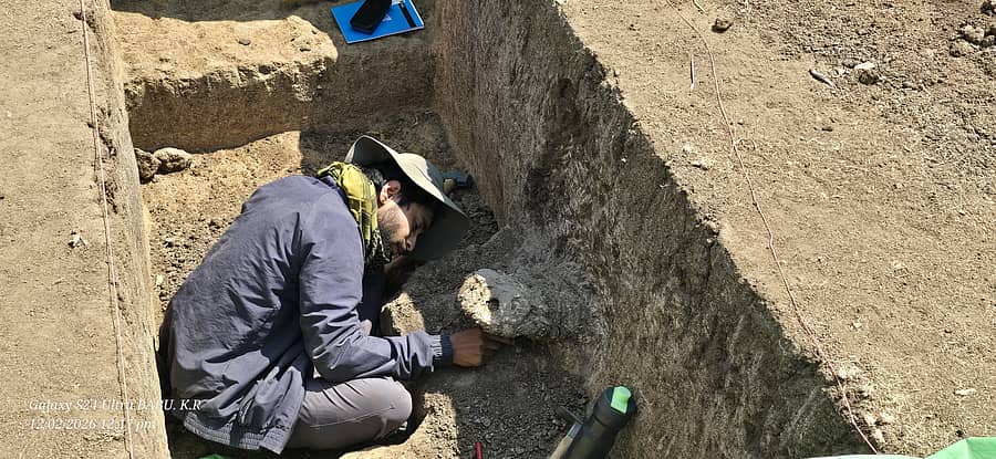 ಮೂರನೇ ಅಸ್ಥಿಪಂಜರ ಪತ್ತೆಯಾದ ಜಾಗವನ್ನು ಉತ್ಖನನ ತಂಡದ ಸಂಶೋಧಕರು ಪರಿಶೀಲಿಸಿದರು.