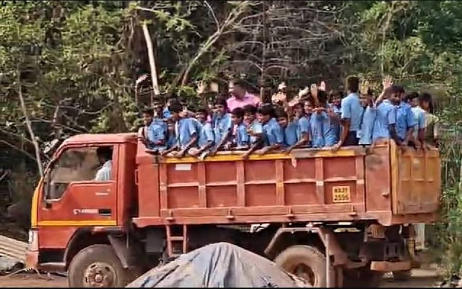 ಬಳಂಜ ಶಾಲೆಯ ವಿದ್ಯಾರ್ಥಿಗಳನ್ನು ಟಿಪ್ಪರ್‌ ಲಾರಿಯಲ್ಲಿ ಕರೆದೊಯ್ಯಲಾಗಿತ್ತು