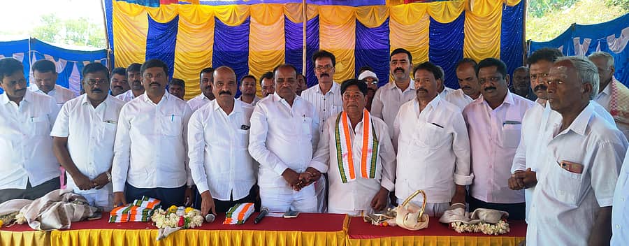 ಚಾಮರಾಜನಗರ ತಾಲ್ಲೂಕಿನ ತಮ್ಮಡಹಳ್ಳಿ ಗ್ರಾಮದ ಮುಖಂಡ ಸುಬ್ಬನಾಯಕ ಸೇರಿದಂತೆ ಹಲವರು ಗುರುವಾರ ಬಿಜೆಪಿ ತೊರೆದು ಕಾಂಗ್ರೆಸ್ ಸೇರ್ಪಡೆಗೊಂಡರು