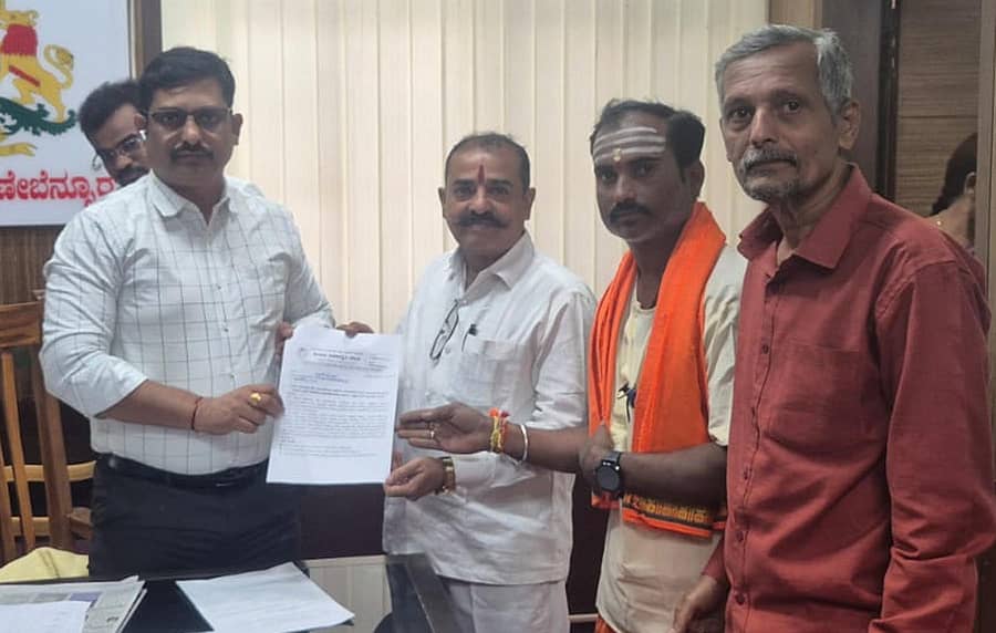 ‘ಪ್ರೇಮಿಗಳ ದಿನ’ದ ನೆಪದಲ್ಲಿ ನಡೆಯುವ ಅನಾಗರಿಕ ವರ್ತನೆ ತಡೆಗಟ್ಟಬೇಕು ಎಂದು ಆಗ್ರಹಿಸಿ ಹಿ೦ದೂ ಜನಜಾಗೃತಿ ಸಮಿತಿ ಪದಾಧಿಕಾರಿಗಳು ತಹಶೀಲ್ದಾರ್‌ ಆರ್‌.ಎಚ್‌. ಭಾನವಾನ ಅವರಿಗೆ ಮನವಿ ಸಲ್ಲಿಸಿದರು 