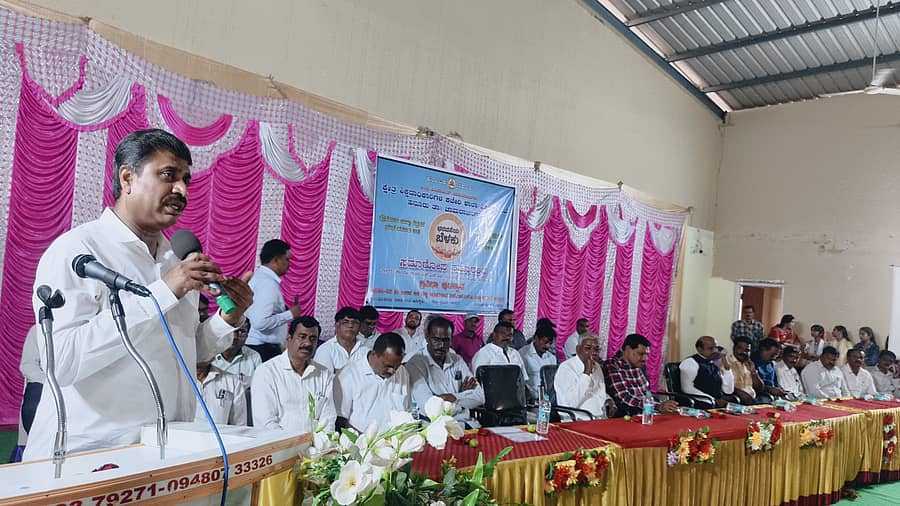 ಹನೂರು ತಾಲೂಕಿನ ಹೂಗ್ಯ ಗ್ರಾಮದ ಮೊರಾರ್ಜಿ ದೇಸಾಯಿ ವಸತಿ ಶಾಲೆಯಲ್ಲಿ ಹತ್ತನೇ ತರಗತಿ ವಿದ್ಯಾರ್ಥಿಗಳಿಗೆ ಹಮ್ಮಿಕೊಂಡಿದ್ದ ಭರವಸೆಯ ಬೆಳಕು ಕಾರ್ಯಕ್ರಮ ಉದ್ಘಾಟನೆ ಮಾಡಿ ನಂತರ ಮಾತನಾಡಿದರು.