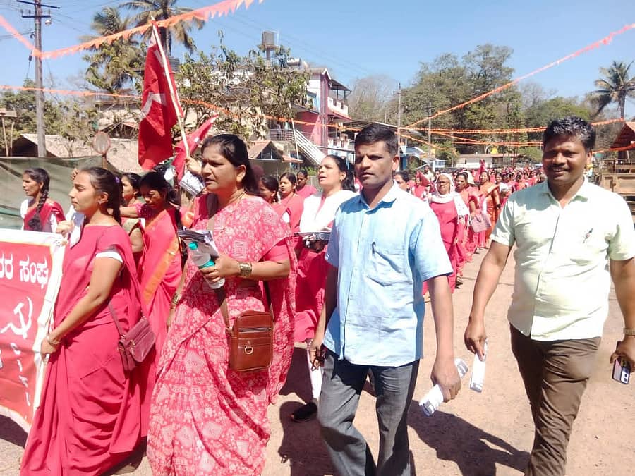 ಕೇಂದ್ರ ಸರ್ಕಾರದ ವಿವಿಧ ಕಾರ್ಮಿಕ ಕಾಯ್ದೆಗಳನ್ನು ವಿರೋಧಿಸಿ ವಿವಿಧ ಸಂಘಟನೆಗಳ ವತಿಯಿಂದ ಜೊಯಿಡಾದಲ್ಲಿ ಗುರುವಾರ ಪ್ರತಿಭಟನಾ ಮೆರವಣಿಗೆ ನಡೆಯಿತು