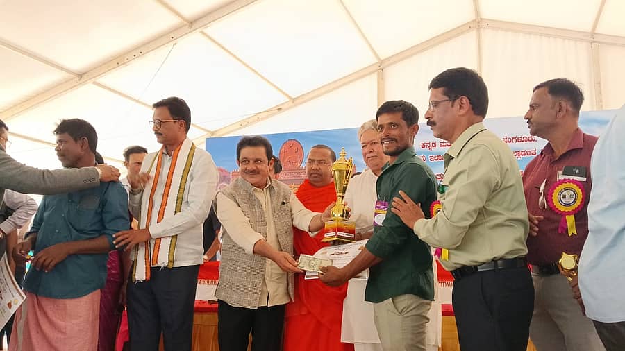 ಹಂಪಿಯಲ್ಲಿ ನಡೆದ ಜೋಡೆತ್ತುಗಳ ಸ್ಪರ್ಧೆಯಲ್ಲಿ ಬಹುಮಾನ ಪಡೆದ ಎತ್ತುಗಳ ಮಾಲೀಕರಿಗೆ ಸಚಿವ ಜಮೀರ್‌ ಅಹಮದ್ ಖಾನ್‌ ನಗದು ಬಹುಮಾನ ನೀಡಿದರು 