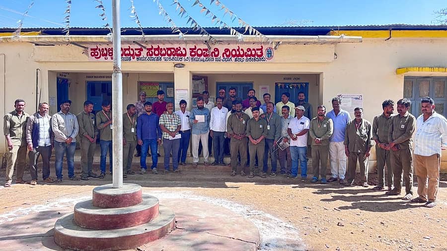 ಹಿರೇಕೆರೂರ ಪಟ್ಟಣದ ಹೆಸ್ಕಾಂ ಸಹಾಯಕ ಕಾರ್ಯನಿರ್ವಾಹಕ ಎಂಜಿನಿಯರ್ ಕಚೇರಿ ಮುಂಭಾಗದಲ್ಲಿ ತಾಲ್ಲೂಕಿನ ಹೆಸ್ಕಾಂ ಅಧಿಕಾರಿಗಳು ಹಾಗೂ ನೌಕರರು ಸಾಂಕೇತಿಕ ಪ್ರತಿಭಟನೆ ನಡೆಸಿದರು 