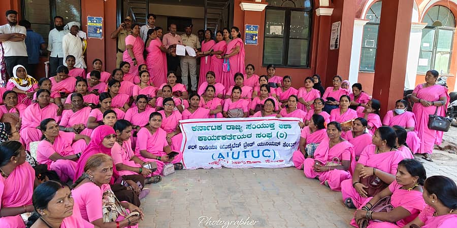 ಕನಿಷ್ಠ ವೇತನಕ್ಕೆ ಆಗ್ರಹಿಸಿ ಬ್ಯಾಡಗಿ ತಹಶೀಲ್ದಾರ್‌ ಕಚೇರಿ ಎದುರು ಆಶಾ ಕಾರ್ಯಕರ್ತೆಯರು ಪ್ರತಿಭಟನೆ ನಡೆಸಿದರು