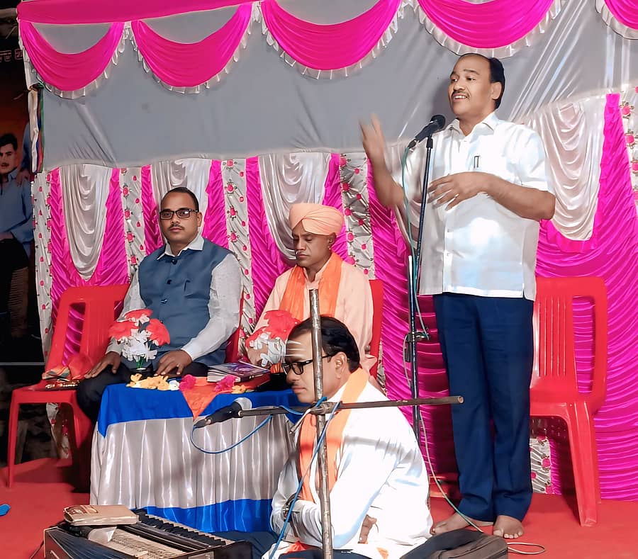 ಕಾಖಂಡಕಿಯಲ್ಲಿ ಬುಧವಾರ ನಡೆದ ಧರ್ಮ ಸಭೆಯಲ್ಲಿ ವಿಜಯಪುರ ಕನ್ನಡ ಸಾಹಿತ್ಯ ಪರಿಷತ್ತಿನ ಜಿಲ್ಲಾ ಘಟಕದ ಅಧ್ಯಕ್ಷ ಹಾಸಿಂಪೀರ ವಾಲಿಕಾರ ಮಾತನಾಡಿದರು 