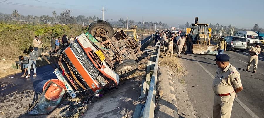 ಹೊಸಕೋಟೆ ತಾಲ್ಲೂಕಿನ ಎಂ.ಸತ್ಯವಾರ ಬಳಿ ಕಾರು ಡಿಕ್ಕಿಯಿಂದ ಹೆದ್ದಾರಿಯಿಂದ ಸರ್ವಿಸ್ ರಸ್ತೆಗೆ ಹಾರಿ ಬಿದ್ದಿರುವ ಕ್ಯಾಂಟರ್