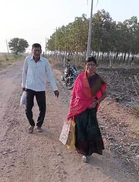 ವಡಗೇರಾ ತಾಲ್ಲೂಕಿನ ಗುಂಡ್ಲೂರ ಗ್ರಾಮದಿಂದ ಸಂಗಮಕ್ಕೆ ನಡೆದುಕೊಂಡು ಹೋಗುತ್ತಿರುವ ವೃದ್ದ ದಂಪತಿಗಳು