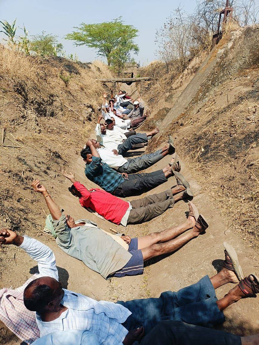 ಚಿಕ್ಕೋಡಿ ತಾಲ್ಲೂಕಿನ ಡೋಣವಾಡ ಗ್ರಾಮದ ಮಹಾಂತನಗರ ತೋಟದ ವಸತಿ ಪ್ರದೇಶದಲ್ಲಿ ಕಾಲುವೆಗೆ ನೀರು ಹರಿಸದೇ ಇರುವುದರಿಂದ ರೈತರು ಕಾಲುವೆಯಲ್ಲಿ ಮಲಗಿಕೊಂಡು ಪ್ರತಿಭಟನೆ ನಡೆಸಿದರು         
ಪ್ರಜಾವಾಣಿ ಚಿತ್ರ : ಚಂದ್ರಶೇಖರ ಎಸ್. ಚಿನಕೇಕರ