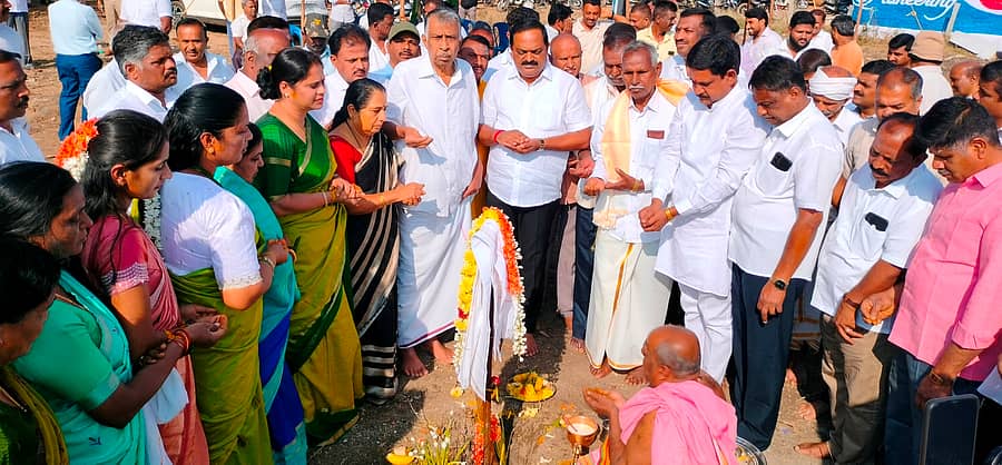 ಬೀರೂರು ಹೊರವಲಯದ ಕಡೂರು ರಸ್ತೆಯ ಹೆದ್ದಾರಿ ತಿರುವಿನಲ್ಲಿ ಶುಕ್ರವಾರ ಸಂಗೊಳ್ಳಿ ರಾಯಣ್ಣ ಪ್ರತಿಮೆ ಸ್ಥಾಪನೆಗೆ ಭೂಮಿಪೂಜೆಯನ್ನು ಕಾಂಗ್ರೆಸ್ ಮುಖಂಡ ಕೆ.ಬಿ. ಮಲ್ಲಿಕಾರ್ಜುನ, ಶಾಸಕ ಕೆ.ಎಸ್. ಆನಂದ್ ನೆರವೇರಿಸಿದರು