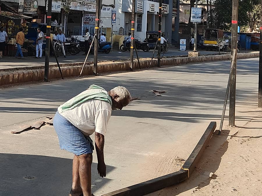 ಕೊಪ್ಪಳದ ಅಶೋಕ ವೃತ್ತದ ಬಳಿ ಉರುಳಿ ಬಿದ್ದ ಕಂಬ