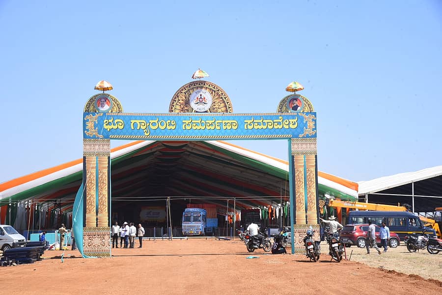 ಹಾವೇರಿಯಲ್ಲಿ ನಡೆಯುವ ರಾಜ್ಯ ಸರ್ಕಾರದ ಸಾಧನಾ ಸಮಾವೇಶಕ್ಕೆ ದ್ವಾರಬಾಗಿಲು ಸಿದ್ಧಪಡಿಸಿರುವುದು