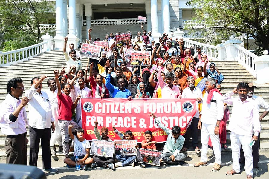 ಕಲಬುರಗಿಯ ಜಿಲ್ಲಾಧಿಕಾರಿ ಕಚೇರಿ ಎದುರು ಶುಕ್ರವಾರ ಕೆಸರಟಗಿ ಹತ್ತಿರದ ಆಶ್ರಯ ಕಾಲೊನಿ ನಿವಾಸಿಗಳು ಸಿಟಿಜನ್ ಫೋರಂ ಫಾರ್‌ ಪೀಸ್‌ ಅಂಡ್‌ ಜಸ್ಟೀಸ್‌ ಸಂಘಟನೆ ನೇತೃತ್ವದಲ್ಲಿ ಪ್ರತಿಭಟನೆ ನಡೆಸಿದರು