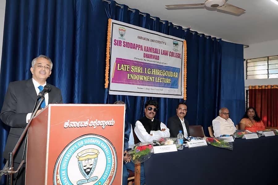 ಧಾರವಾಡದ ಸರ್‌ ಸಿದ್ದಪ್ಪ ಕಂಬಳಿ ಕಾನೂನು ವಿದ್ಯಾಲಯದಲ್ಲಿ ನಡೆದ ಕಾರ್ಯಕ್ರಮದಲ್ಲಿ ನ್ಯಾಯಮೂರ್ತಿ ವಿ.ಶ್ರೀಶಾನಂದ ಮಾತನಾಡಿದರು