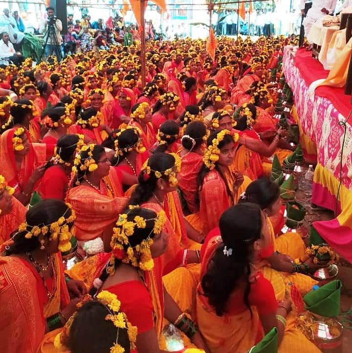 ಇಂಡಿ ತಾಲ್ಲೂಕಿನ ಬರಗುಡಿ ಗ್ರಾಮದಲ್ಲಿ ಶುಕ್ರವಾರ ಲಕ್ಷ್ಮಿ ದೇವಸ್ಥಾನದ ಕಳಸಾರೋಹಣದ ಅಂಗವಾಗಿ 501 ಮಹಿಳೆಯರು ಕುಂಭ ಹೊತ್ತು ಮೆರವಣಿಗೆ ಮಾಡಿದರು