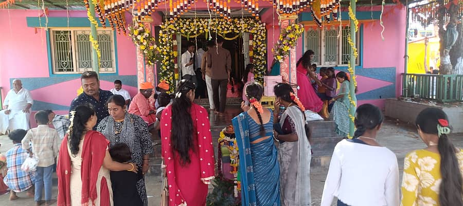 ಸರಗೂರು ತಾಲ್ಲೂಕಿನ ಕಾಟವಾಳು ಗ್ರಾಮದಲ್ಲಿ ಹುಲಿಮಾಸ್ತಮ್ಮ ಜಾತ್ರಾ ಮಹೋತ್ಸವ ಅಂಗವಾಗಿ ಗುರುವಾರ ದೇವರ ದರ್ಶನ ಪಡೆದ ಭಕ್ತರು   