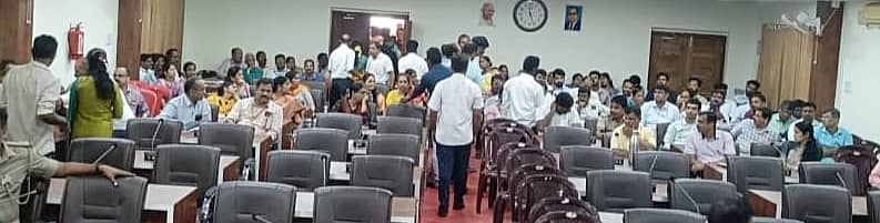 ಕಾರ್ಕಳ ತಾಲ್ಲೂಕು ಪಂಚಾಯಿತಿ ಸಭಾಂಗಣದಲ್ಲಿ ಶುಕ್ರವಾರ ಆಯೋಜಿಸಲಾದ ತಾಲ್ಲೂಕು ಮಟ್ಟದ ಪರಿಶಿಷ್ಟ ಜಾತಿ ಹಾಗೂ ಪರಿಶಿಷ್ಟ ಪಂಗಡ ಜನಾಂಗದ ಹಿತರಕ್ಷಣಾ ಹಾಗೂ ಕುಂದುಕೊರತೆ ಸಭೆಯಲ್ಲಿ ವಿವಿಧ ಇಲಾಖಾಯ ಅಧಿಕಾರಿಗಳು ಗೈರಾಗಿದ್ದ ಹಿನ್ನೆಲೆಯಲ್ಲಿ ಜನತೆ ಆಕ್ರೋಶ ವ್ಯಕ್ತಪಡಿಸಿದರು