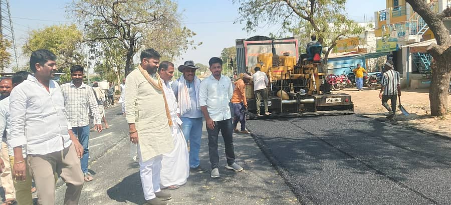 ಮಸ್ಕಿ ತಾಲ್ಲೂಕಿನ ಹಾಲಾಪೂರ ಗ್ರಾಮದಲ್ಲಿ ನಡೆಯುತ್ತಿರುವ ರಸ್ತೆ ಡಾಂಬರೀಕರಣ ಕಾಮಗಾರಿಯನ್ನು ಶಾಸಕ ಆರ್.ಬಸನಗೌಡ ತುರ್ವಿಹಾಳ ಪರಿಶೀಲಿಸಿದರು
