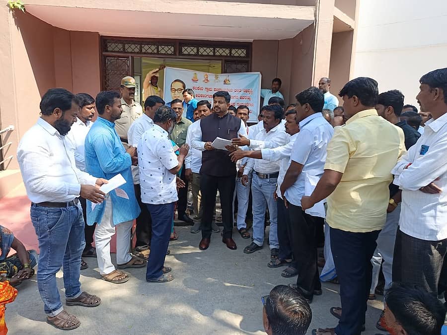 ವಿಜಯಪುರದಲ್ಲಿ ಕಲಕೇರಿ ಗ್ರಾಮಸ್ಥರು ಸಿಇಓ ರಿಷಿ ಆನಂದ್ ಅವರಿಗೆ ಮನವಿ ಸಲ್ಲಿಸಿದರು.