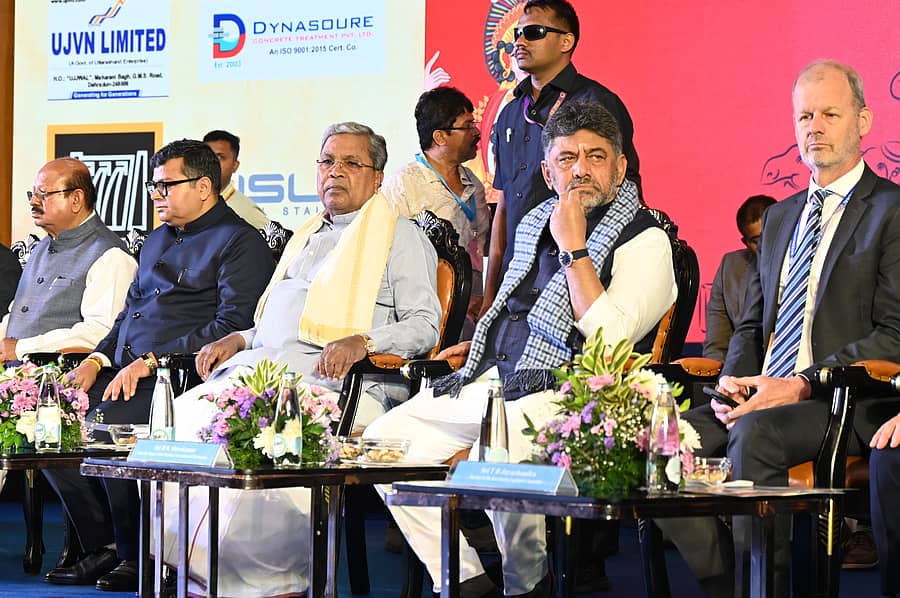 <div class="paragraphs"><p>ಅಂತರರಾಷ್ಟ್ರೀಯ ಅಣಕಟ್ಟೆ ಸುರಕ್ಷತೆ ಸಮ್ಮೇಳನದ ಉದ್ಘಾಟನಾ ಸಮಾರಂಭದಲ್ಲಿ ಟಿ.ಬಿ.ಜಯಚಂದ್ರ, ರಾಜ್‌ಭೂಷಣ್‌ ಚೌಧರಿ, ಸಿದ್ದರಾಮಯ್ಯ, ಡಿ.ಕೆ.ಶಿವಕುಮಾರ್‌,&nbsp;ಜೊಹನ್ಸ್‌ ಕಾರ್ನೆಲ್ಸ್ ಮಾರಿಯಾ ಝಟ್‌ ಉಪಸ್ಥಿತರಿದ್ದರು</p></div>