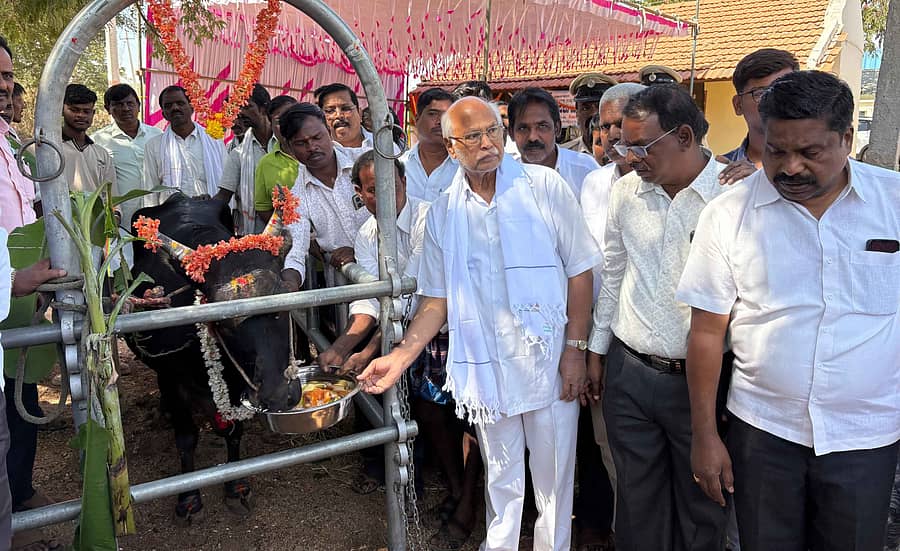 ಮೊಳಕಾಲ್ಮುರು ತಾಲ್ಲೂಕಿನ ಕೊಂಡ್ಲಹಳ್ಳಿಯಲ್ಲಿ ಶುಕ್ರವಾರ ನೂತನ ಪಶು ಆಸ್ಪತ್ರೆಯನ್ನು ಶಾಸಕ ಎನ್.ವೈ. ಗೋಪಾಲಕೃಷ್ಣ ಉದ್ಘಾಟಿಸಿದರು