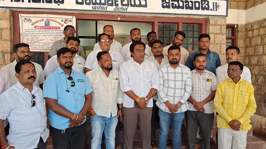 ಬಿಜೆಪಿ ರಾಜ್ಯ ಘಟಕದ ಅಧ್ಯಕ್ಷ ಬಿ.ವೈ. ವಿಜಯೇಂದ್ರ ಅವರ ಮೆರವಣಿಗೆ ಸಂದರ್ಭದಲ್ಲಿ ಬೀದಿದೀಪ ಆರಿಸಲಾಗಿದೆ ಎಂದು ಆರೋಪಿಸಿ ಪಕ್ಷದ ಕಾರ್ಯಕರ್ತರು ಜಮಖಂಡಿ ನಗರಸಭೆ ಮುಂದೆ ಪ್ರತಿಭಟನೆ ನಡೆಸಿದರು