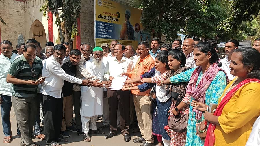 ವಿಜಯಪುರ ಜಿಲ್ಲಾಧಿಕಾರಿ ಕಚೇರಿಗೆ ಲೇಬರ್‌ ರೈಟ್ಸ್‌ ಫೋರಂ (ಗೃಹ ರಕ್ಷಕರ ಪೋಷಕರ ಹಕ್ಕು ಸಂರಕ್ಷಣಾ ಸಮಿತಿ)ನಿಂದ ಮನವಿ ಸಲ್ಲಿಸಲಾಯಿತು 