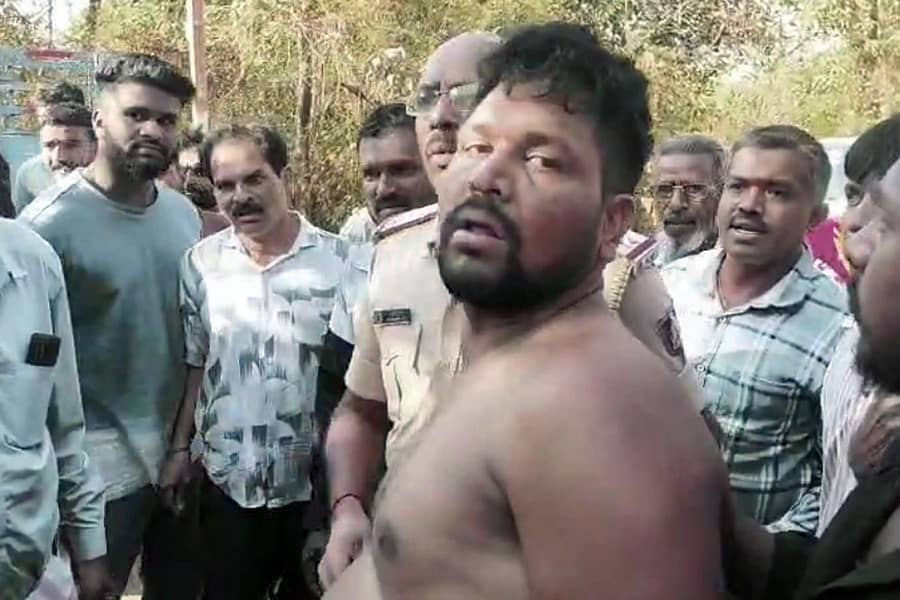 ಕಳವು ಮಾಡಲು ಬಂದಿದ್ದ ವ್ಯಕ್ತಿಯನ್ನು ಹಿಡಿದು ಪೊಲೀಸರಿಗೆ ಒಪ್ಪಿಸಿದ ಗ್ರಾಮಸ್ಥರು