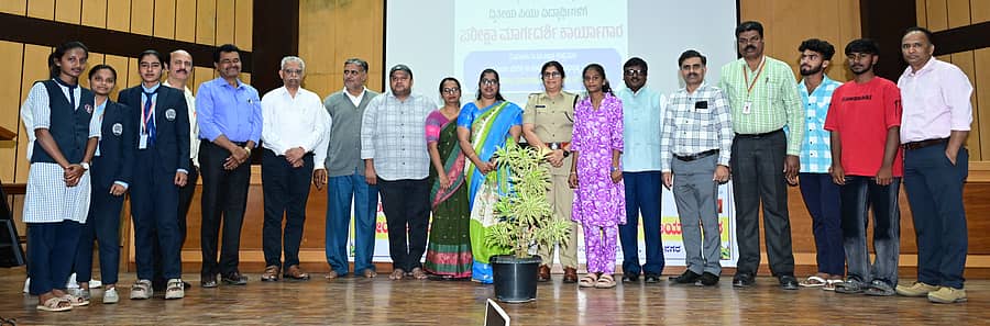 <div class="paragraphs"><p>‘ಪ್ರಜಾವಾಣಿ’–‘ಡೆಕ್ಕನ್ ಹೆರಾಲ್ಡ್’ ಪತ್ರಿಕಾ ಬಳಗವು ನಗರದ ಜಿ.ಪಂ. ಸಭಾಂಗಣದಲ್ಲಿ ದ್ವಿತೀಯ ಪಿಯುಸಿ ವಿದ್ಯಾರ್ಥಿಗಳಿಗಾಗಿ ಶುಕ್ರವಾರ ಹಮ್ಮಿಕೊಂಡಿದ್ದ ‘ಪರೀಕ್ಷಾ ಮಾರ್ಗದರ್ಶಿ ಕಾರ್ಯಾಗಾರ’ವನ್ನು ಗಣ್ಯರು ಉದ್ಘಾಟಿಸಿದರು. </p></div>