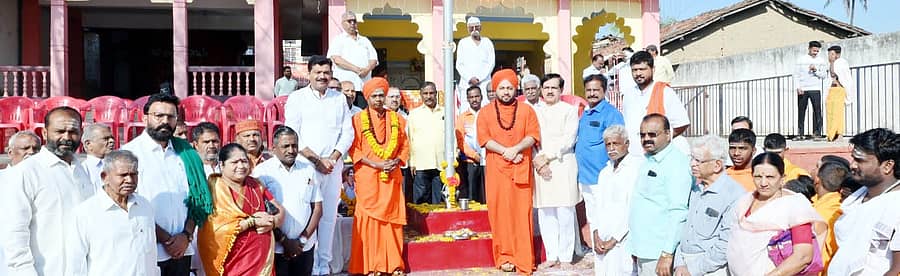 ಬೈಲಹೊಂಗಲ ಮೂರುಸಾವಿರ ಮಠದ ಜಾತ್ರಾ ಮಹೋತ್ಸವ ಷಟಸ್ಥಲ ಧ್ವಜಾರೋಹಣವನ್ನು ಪ್ರಭುನೀಲಕಂಠ ಸ್ವಾಮೀಜಿ, ದೇವರಶೀಗಿಹಳ್ಳಿ ವೀರೇಶ್ವರ ಸ್ವಾಮೀಜಿ ನೆರವೇರಿಸಿದರು. ಮಠದ ಭಕ್ತರು, ಗಣ್ಯರು ಹಾಜರಿದ್ದರು