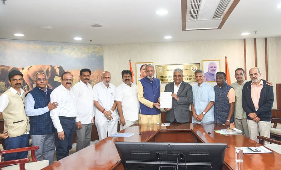 ಶರಾವತಿ ಪಂಪ್ಡ್ ಸ್ಟೋರೇಜ್ ಯೋಜನೆಗೆ ಅವಕಾಶ ನೀಡಬಾರದು ಎಂದು ಒತ್ತಾಯಿಸಿ ವೃಕ್ಷಲಕ್ಷ ಆಂದೋಲನದ ಪ್ರಮುಖರು ಈಚೆಗೆ ದೆಹಲಿಗೆ ತೆರಳಿ ಕೇಂದ್ರ ಅರಣ್ಯ ಸಚಿವ ಭೂಪೇಂದ್ರ ಯಾದವ್ ಅವರಿಗೆ ಮನವಿ ಸಲ್ಲಿಸಿದ್ದರು