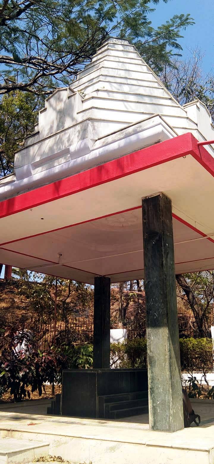 ಚನ್ನಪಟ್ಟಣದ ಕೆಂಗಲ್ ಆಂಜನೇಯಸ್ವಾಮಿ ದೇವಸ್ಥಾನದ ಆವರಣದಲ್ಲಿರುವ ಕೆಂಗಲ್ ಹನುಮಂತಯ್ಯ ಅವರ ಸಮಾಧಿ ಸ್ಥಳ