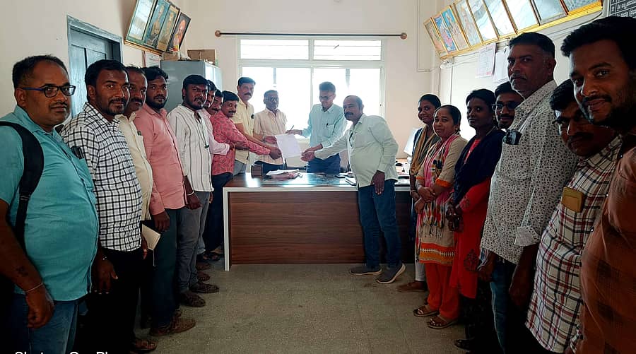 ಮಧುಗಿರಿ ತಾಲ್ಲೂಕು ಕಚೇರಿಯಲ್ಲಿ ಶುಕ್ರವಾರ ಭೂಮಾಪಕರು ಭೂ ದಾಖಲೆಗಳ ಸಹಾಯಕ ನಿರ್ದೇಶಕರಿಗೆ ಮನವಿ ಪತ್ರ ಸಲ್ಲಿಸಿದರು