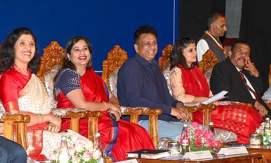 <div class="paragraphs"><p>ಉನ್ನತ ಶಿಕ್ಷಣ ಇಲಾಖೆ ಬೆಂಗಳೂರಿನಲ್ಲಿ ಆಯೋಜಿಸಿದ್ದ ಕಾರ್ಯಕ್ರಮದಲ್ಲಿ ಕಾಲೇಜು ಶಿಕ್ಷಣ ಇಲಾಖೆಯ ನಿರ್ದೇಶಕಿ ಜಿ.ಶೋಭಾ, ಆಯುಕ್ತರಾದ ಎನ್. ಮಂಜುಶ್ರೀ, ಉನ್ನತ ಶಿಕ್ಷಣ ಸಚಿವ ಡಾ.ಎಂ.ಸಿ.ಸುಧಾಕರ್,</p></div>