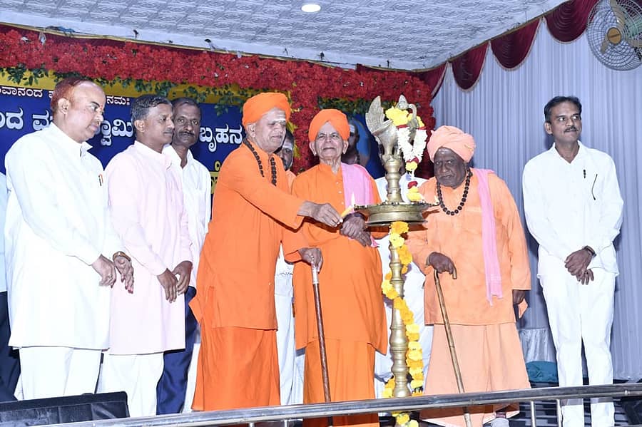 ಗದಗ ಶಿವಾನಂದ ಮಠದ ಜಾತ್ರಾ ಮಹೋತ್ಸವದ ಅಂಗವಾಗಿ ಏರ್ಪಡಿಸಿದ್ದ ಧರ್ಮ ಪರಿಷತ್‌ ಕಾರ್ಯಕ್ರಮವನ್ನು ಅಭಿನವ ಶಿವಾನಂದ ಸ್ವಾಮೀಜಿ ಉದ್ಘಾಟಿಸಿದರು