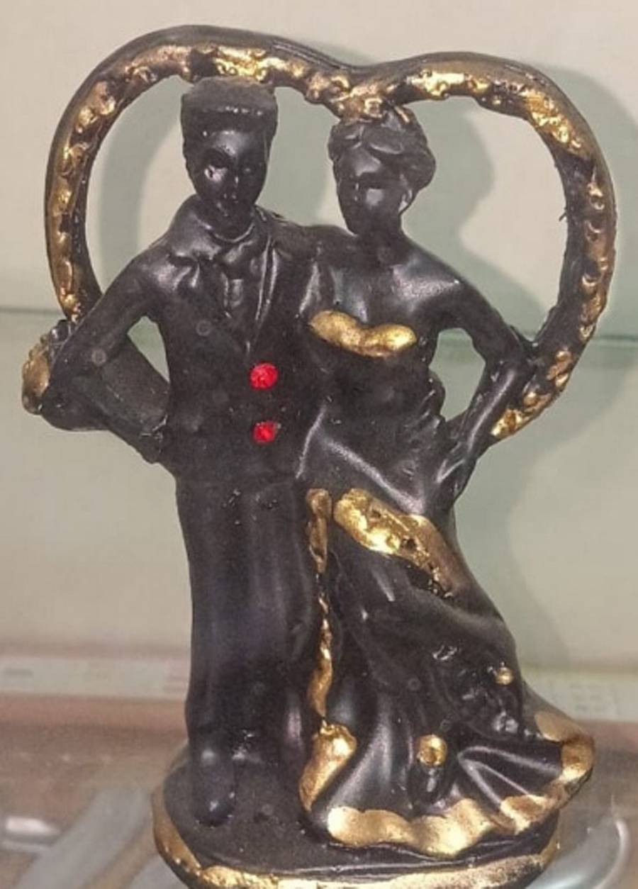 ಯಳಂದೂರು ಪಟ್ಟಣದ ಬಳೆ ಅಂಗಡಿಗಳಲ್ಲಿ ಮಾರಾಟಕ್ಕೆ ಇಟ್ಟಿದ್ದ ಪ್ರೀತಿಯ ಉಡುಗೊರೆಗಳು