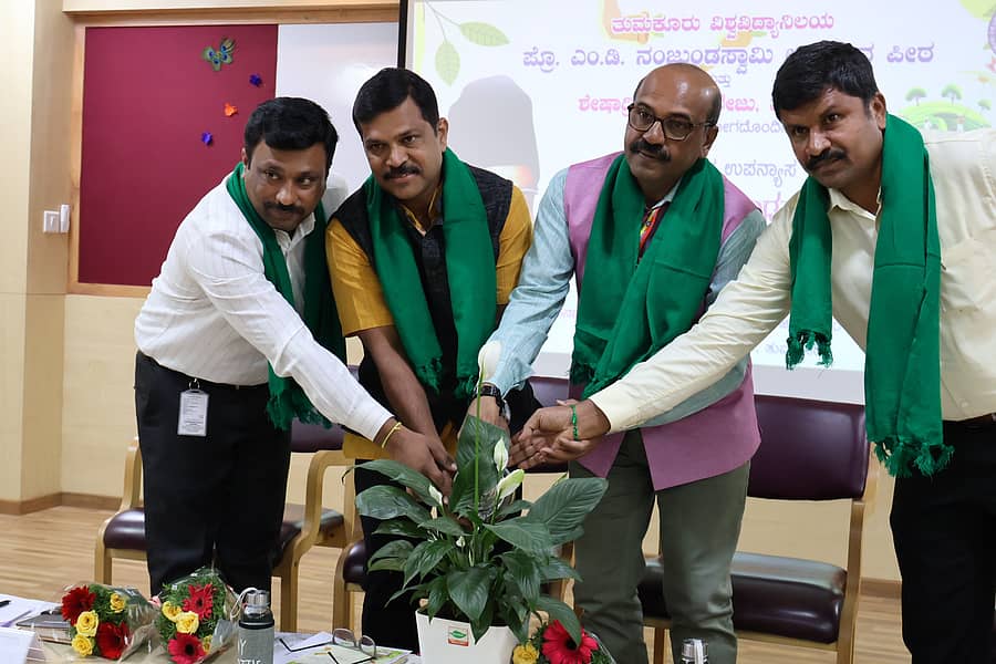 ತುಮಕೂರು ವಿ.ವಿ.ಯಲ್ಲಿ ಶುಕ್ರವಾರ ಪ್ರೊ.ಎಂ.ಡಿ.ನಂಜುಂಡಸ್ವಾಮಿ ಕುರಿತು ಉಪನ್ಯಾಸ ಕಾರ್ಯಕ್ರಮಕ್ಕೆ ಚಾಲನೆ ನೀಡಲಾಯಿತು. ಸಹ ಪ್ರಾಧ್ಯಾಪಕ ಅಣ್ಣಪ್ಪ ಮಳಿಮಠ, ಕುಲಸಚಿವ (ಮೌಲ್ಯಮಾಪನ) ಪ್ರೊ.ಎಚ್.ಎಸ್.ಮೋಹನ್, ಶೇಷಾದ್ರಿಪುರಂ ಕಾಲೇಜು ಪ್ರಾಂಶುಪಾಲ ಜಿ.ಟಿ.ಜಗದೀಶ, ಅಧ್ಯಯನ ಪೀಠದ ನಿರ್ದೇಶಕ ಎಂ.ಮುನಿರಾಜು ಉಪಸ್ಥಿತರಿದ್ದರು