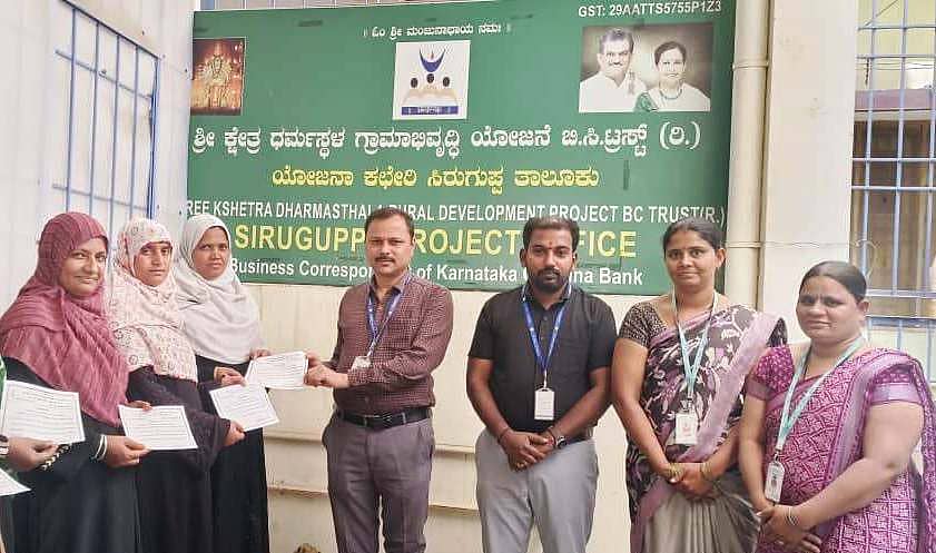 ಸಿರುಗುಪ್ಪ ನಗರದ ಕ್ಷೇತ್ರ ಧರ್ಮಸ್ಥಳ ಗ್ರಾಮಾಭಿವೃದ್ಧಿ ಯೋಜನೆಯ ಬಿಸಿ ಟ್ರಸ್ಟ್‌ ತಾಲ್ಲೂಕು ಕಚೇರಿಯಲ್ಲಿ ಶೌಚಾಲಯ ನಿರ್ಮಿಸಿಕೊಳ್ಳುವ ಮಹಿಳೆಯರಿಗೆ ಅನುದಾನದ ಮಂಜೂರಾತಿ ಪತ್ರವನ್ನು ಯೋಜನಾ ಜಿಲ್ಲಾ ನಿರ್ದೇಶಕ ರೋಹಿತಾಕ್ಷ ವಿತರಿಸಿದರು