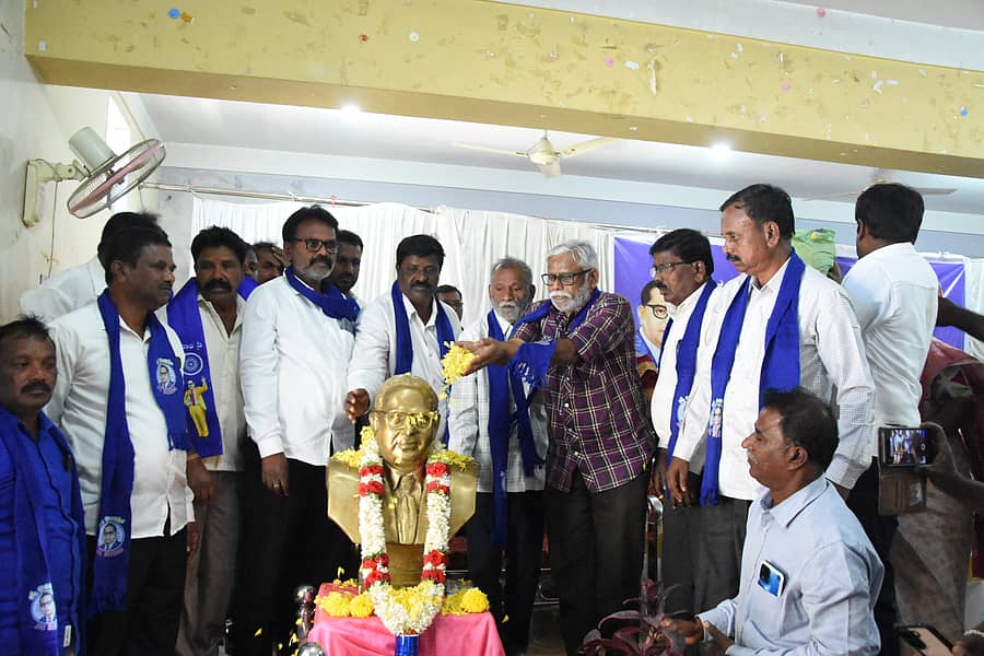 ಚಿಕ್ಕಬಳ್ಳಾಪುರದಲ್ಲಿ ನಡೆದ ‘ಮತಪಟ್ಟಿ ವಿಶೇಷ ಪರಿಷ್ಕರಣೆ ಪ್ರಭುತ್ವದ ಹುನ್ನಾರಗಳು ಹಾಗೂ ಸಂವಿಧಾನದ ಜಾಗೃತಿ ಅಭಿಯಾನ ಉದ್ಘಾಟನೆ ವೇಳೆ ಚಿಂತಕ ಶಿವಸುಂದರ್ ಹಾಗೂ ದಸಂಸ ಪದಾಧಿಕಾರಿಗಳು ಅಂಬೇಡ್ಕರ್ ಅವರ ಪುತ್ಥಳಿಗೆ ಪುಷ್ಪ ನಮನ ಸಲ್ಲಿಸಿದರು