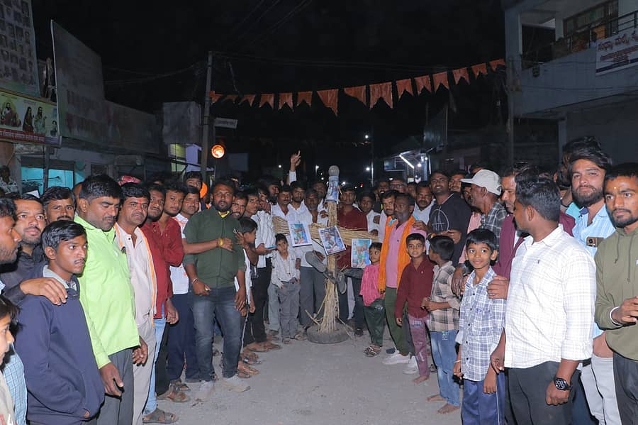 ಹುಲಸೂರ ಸಮೀಪದ ಭಾಲ್ಕಿ ತಾಲ್ಲೂಕಿನ ಅಳವಾಯಿ ಗ್ರಾಮದಲ್ಲಿ ಹಿಂದೂ ಪರ ಸಂಘಟನೆಗಳ ನೂರಾರು ಕಾರ್ಯಕರ್ತರು ಆರೋಪಿಯ ವಿರುದ್ಧ ಪ್ರತಿಭಟನೆ ನಡೆಸಿದರು