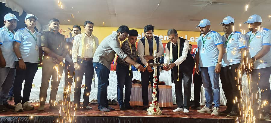 ದಾಂಡೇಲಿ ಡಿಎಫ್ಎ ಮೈದಾನದಲ್ಲಿ ಗುರುವಾರ ದಾಂಡೇಲಿ ಪ್ರೀಮಿಯರ್ ಲೀಗ್ ಕ್ರಿಕೆಟ್ ಹೊನಲು ಬೆಳಕಿನ ಪಂದ್ಯಾವಳಿಗೆ ತಹಶೀಲ್ದಾರ್ ಶೈಲೇಶ ಪರಮಾನಂದ, ವೆಸ್ಟ್ ಕೋಸ್ಟ್ ಪೇಪರ್ ಮಿಲ್‌ನ ಕಾರ್ಯನಿರ್ವಾಹಕ ಅಧಿಕಾರಿ ರಾಜೇಂದ್ರ ಜೈನ್ ಮುಂತಾದ ಗಣ್ಯರು ಚಾಲನೆ ನೀಡಿದರು