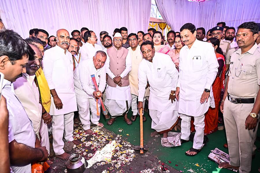 <div class="paragraphs"><p>ಅಫಜಲಪುರ ತಾಲ್ಲೂಕಿನ ದೇವಲ ಗಾಣಗಾಪುರದ ಆವರಣದಲ್ಲಿ ಶುಕ್ರವಾರ ಅನ್ನದಾಸೋಹ ಭವನಕ್ಕೆ ಮುಜರಾಯಿ ಸಚಿವ ರಾಮಲಿಂಗಾ ರೆಡ್ಡಿ ಅಡಿಗಲ್ಲು ನೆರವೇರಿಸಿದರು.</p></div>