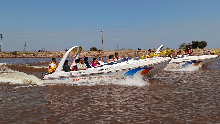 ಹಂ‍ಪಿ ಉತ್ಸವ ಪ್ರಯುಕ್ತ ಶುಕ್ರವಾರ ಕಮಲಾಪುರದ ಕೆರೆಯಲ್ಲಿ ಜಲಸಾಹಸ ಕ್ರೀಡೆ ಉದ್ಘಾಟಿಸಿದ ಜಿಲ್ಲಾ ಉಸ್ತುವಾರಿ ಸಚಿವ ಜಮೀರ್ ಅಹಮದ್ ಖಾನ್ ಅವರು ಶಾಸಕ ಎಚ್‌.ಆರ್‌.ಗವಿಯಪ್ಪ, ಜಿಲ್ಲಾಧಿಕಾರಿ ಕವಿತಾ ಎಸ್.ಮನ್ನಿಕೇರಿ ಜತೆಗೆ ದೋಣಿ ವಿಹಾರ ನಡೆಸಿದರು  –ಪ್ರಜಾವಾಣಿ ಚಿತ್ರ/ ಲವ ಕೆ.