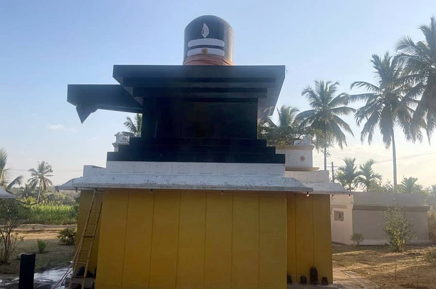 ಶ್ರೀರಂಗಪಟ್ಟಣ ತಾಲ್ಲೂಕಿನ ಮರಳಾಗಾಲ ಗ್ರಾಮದ ಬಳಿ, ಕಾವೇರಿ ನದಿ ತೀರದಲ್ಲಿರುವ ಮರಡಿ ಲಿಂಗೇಶ್ವರ ದೇವಾಲಯದ ಮೇಲೆ ಭಕ್ತರನ್ನು ಆಕರ್ಷಿಸುವ ಬೃಹತ್‌ ಶಿವಲಿಂಗ