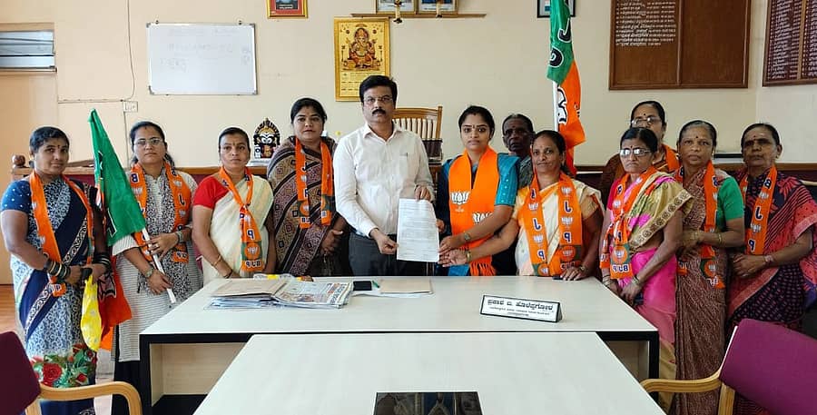 ರಾಮದುರ್ಗದಲ್ಲಿ ಬಿಜೆಪಿಯ ಮಹಿಳಾ ಮೋರ್ಚಾ ಸದಸ್ಯರು ಕಾಂಗ್ರೆಸ್‌ ಕಾರ್ಯಕರ್ತರ ನಡೆ ಖಂಡಿಸಿ ತಹಶೀಲ್ದಾರ್‌ ಪ್ರಕಾಶ ಹೊಳೆಪ್ಪಗೋಳ ಅವರಿಗೆ ಮನವಿ ಸಲ್ಲಿಸಿದರು